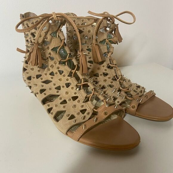 SamāEdelmanā
SpikedĀ Sandalā
Booties - Picture 2 of 9